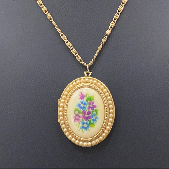 Vintage AVON Gold-tone Oval Floral Faux Pearl Locket Pendant 24” Necklace 33g - Picture 10 of 16